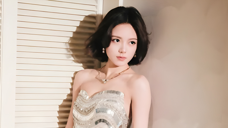 Zhao Jinmai Shines in Gold Scale Gown