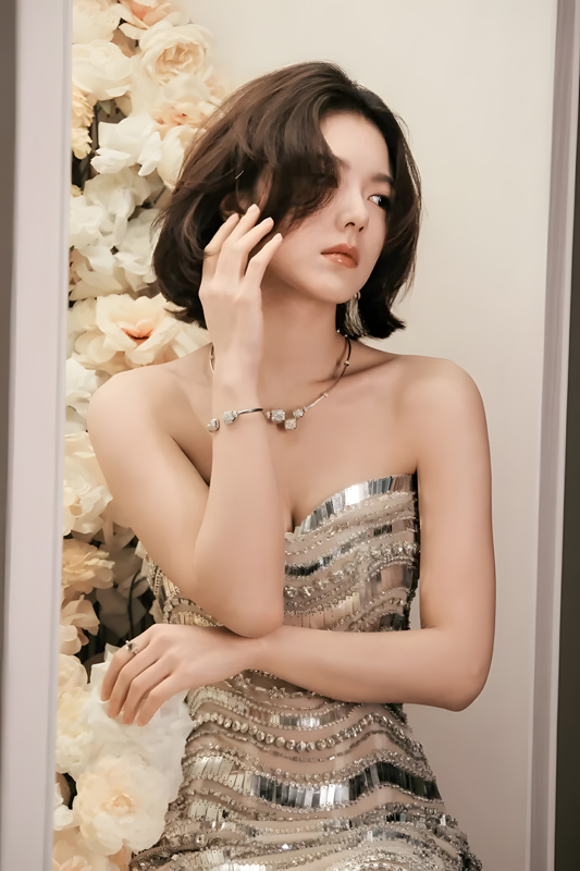 Zhao Jinmai Shines in Gold Scale Gown