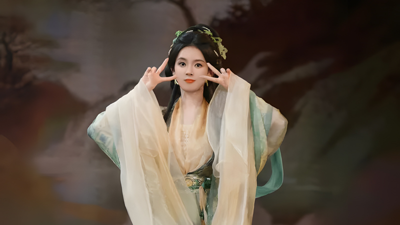 Chen Yao in Gradient Silk Gown and Gentle Bun