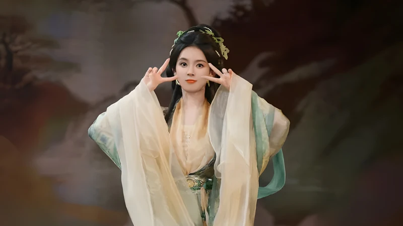 Chen Yao in Gradient Silk Gown and Gentle Bun