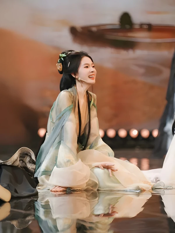 Chen Yao in Gradient Silk Gown and Gentle Bun