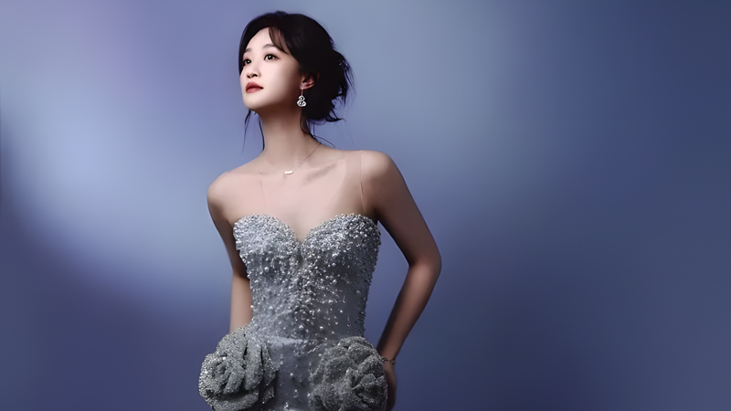 Lan Yingying Shines Like the Milky Way in a Silver-Gray Gown