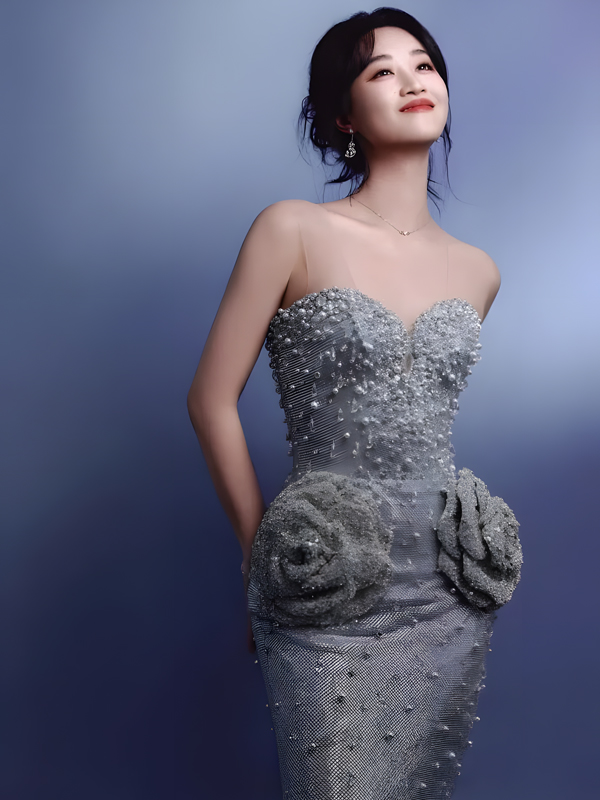 Lan Yingying Shines Like the Milky Way in a Silver-Gray Gown