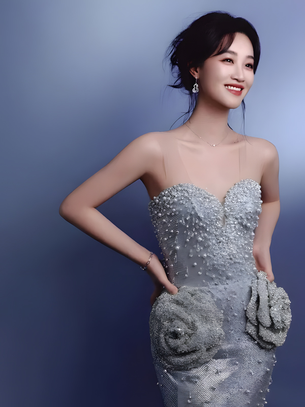 Lan Yingying Shines Like the Milky Way in a Silver-Gray Gown