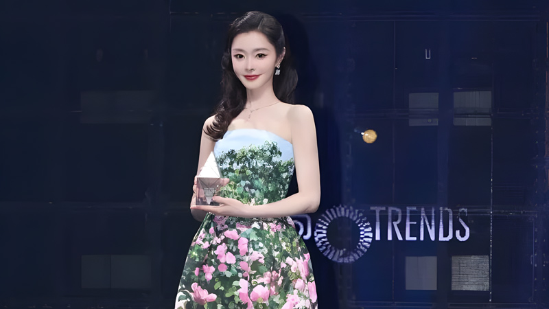 Song Yi Shines in a Peony-Embroidered Bandeau Gown