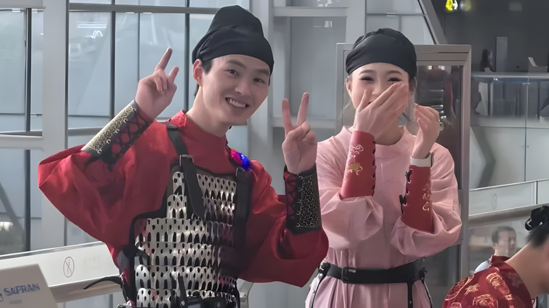 Tang-Song Attire Shines at Guangzhou Baiyun International Airport