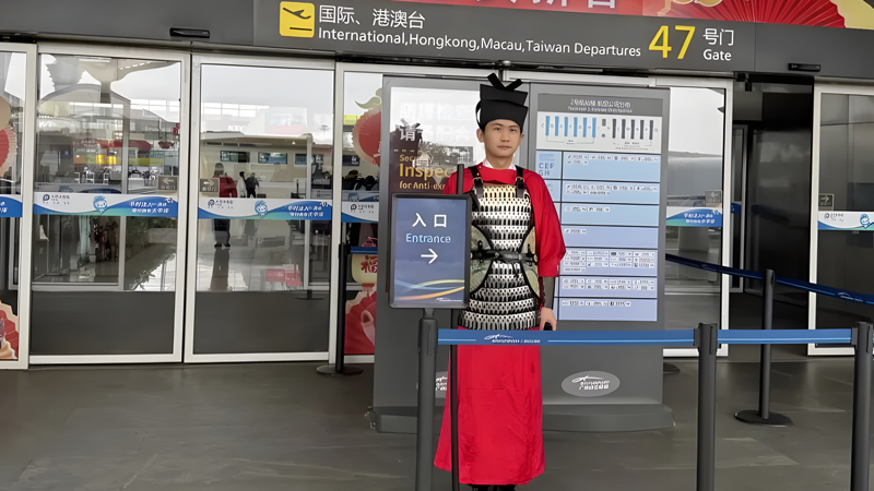 Tang-Song Attire Shines at Guangzhou Baiyun International Airport