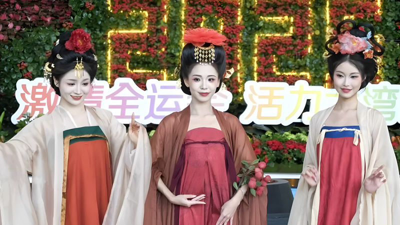 Tang-Song Attire Shines at Guangzhou Baiyun International Airport