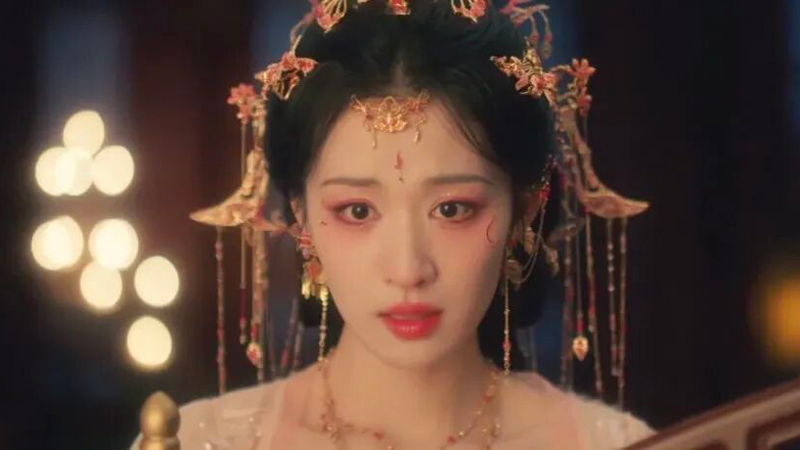 The Visual Art of Yu Wanyin’s Iconic Look