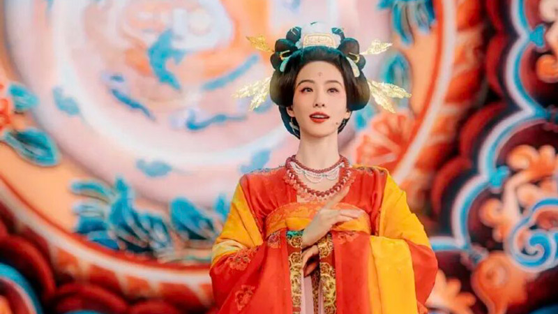 Traditional Hanfu Meets Modern Fashion on the Spring Festival Gala