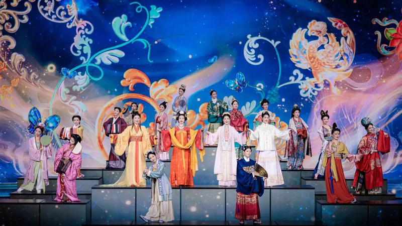 Traditional Hanfu Meets Modern Fashion on the Spring Festival Gala