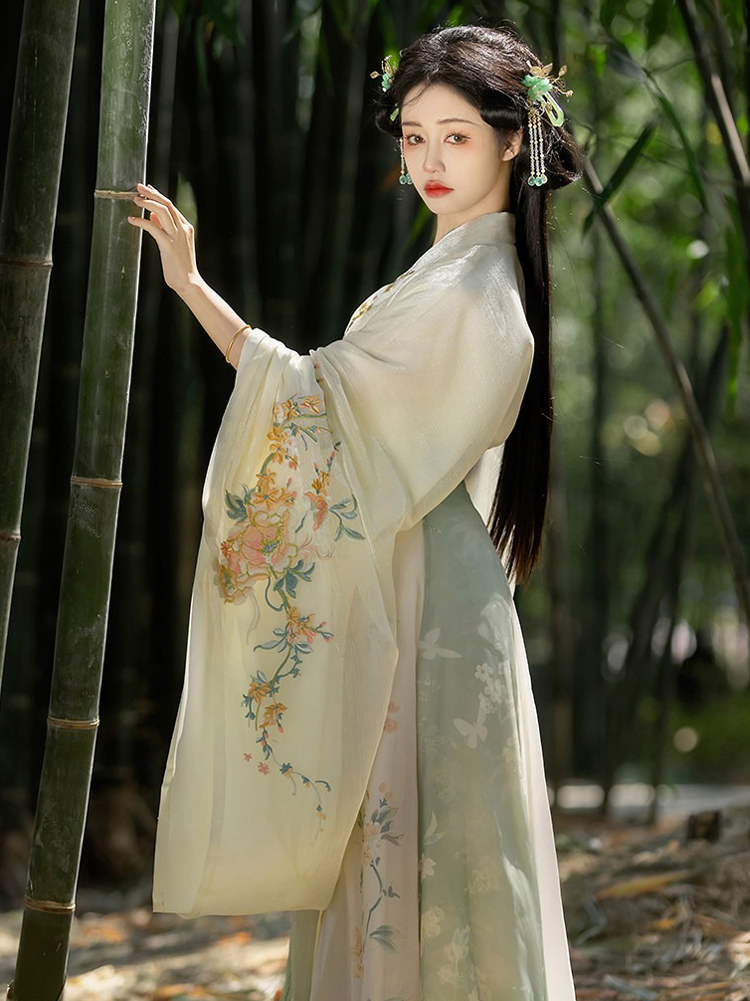 Wei-Jin Style Women Hanfu Set in Beige Qiyao Ruqun for Spring