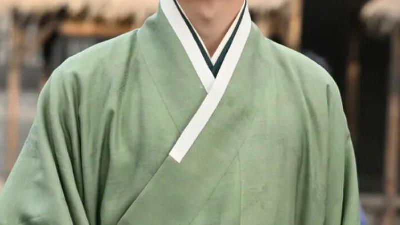 What Collar and Sleeve Reveal About Leadership