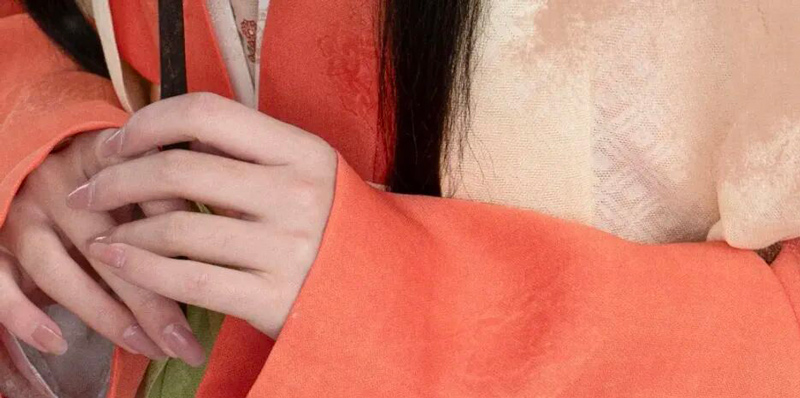 What Collar and Sleeve Reveal About Leadership