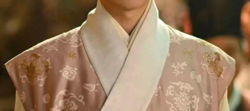 What Collar and Sleeve Reveal About Leadership