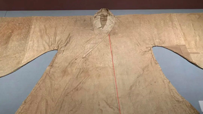 Why Hanfu’s Zhongfeng Endures—Beyond a Simple Stitch