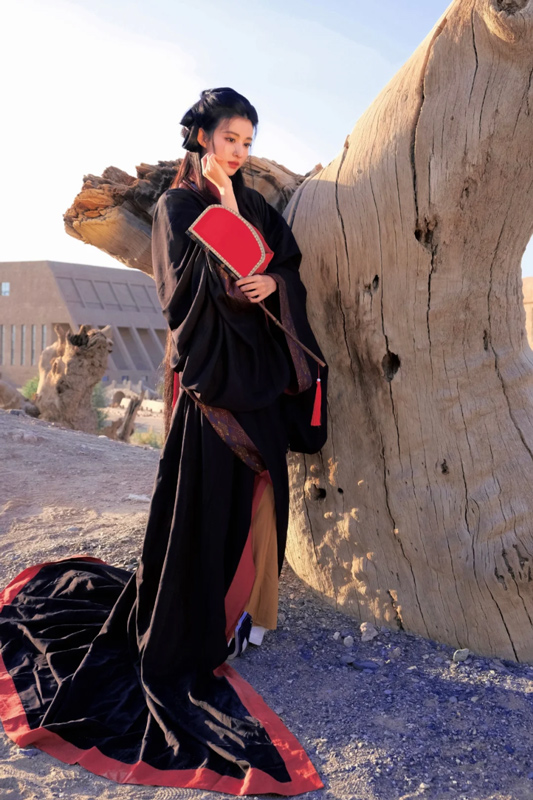 Why Wang Churan’s Warring States Robe Strikes a Modern Chord