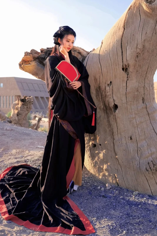 Why Wang Churan’s Warring States Robe Strikes a Modern Chord