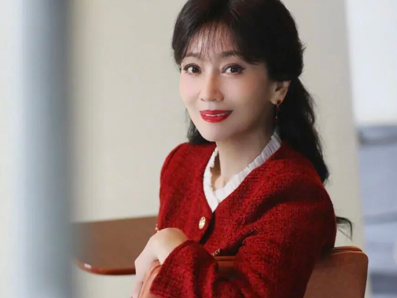 Zhao Yazhi Teaches the Art of Red-White Hanfu Matching