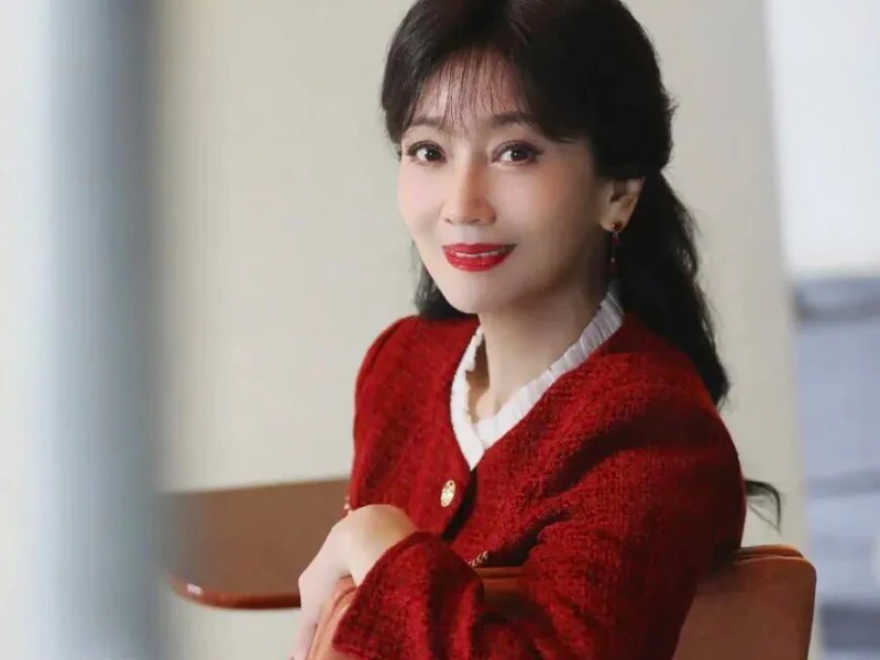 Zhao Yazhi Teaches the Art of Red-White Hanfu Matching