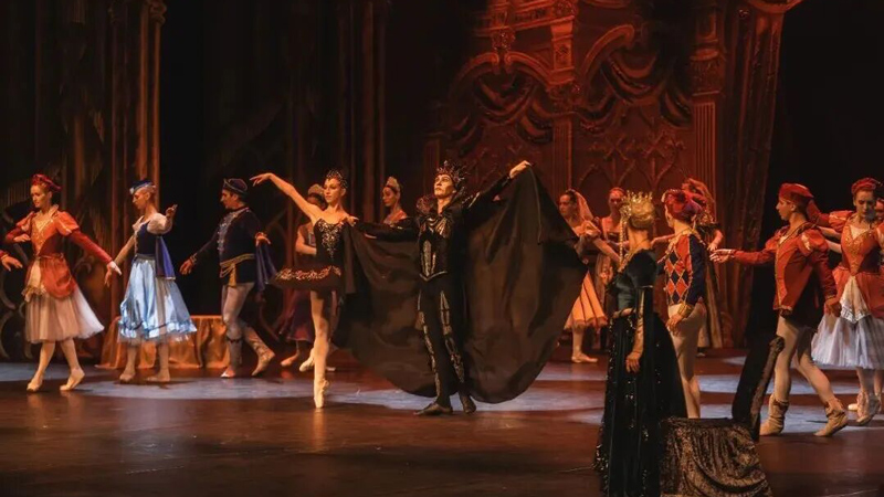 Experience Swan Lake’s Classic Charm in Huizhou