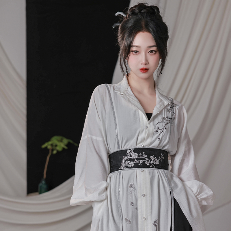 Fashionable-Women-Hanfu-Inspired-Outfit-Songku-for-Spring-1 Fashionable Women Hanfu Inspired Outfit Songku for Spring