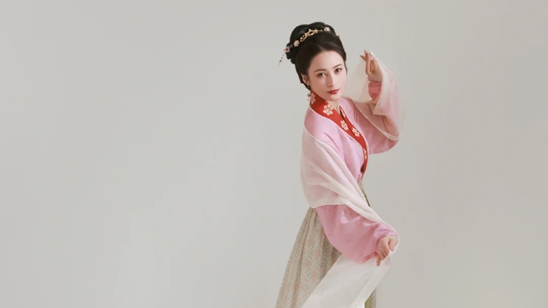 Jiang Qinqin Shines in Song - Style Hanfu