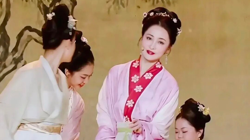 Jiang Qinqin Shines in Song - Style Hanfu
