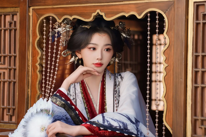 Pursuit of Jade: The Sickly Sister Who Won the Dynasty