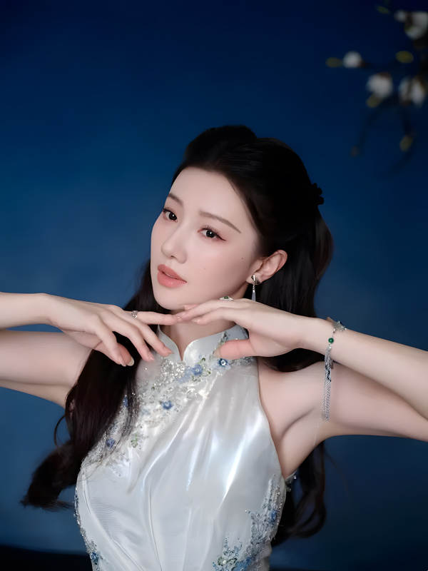 The Charm of Qipao in Wang Herun’s Guofeng Look