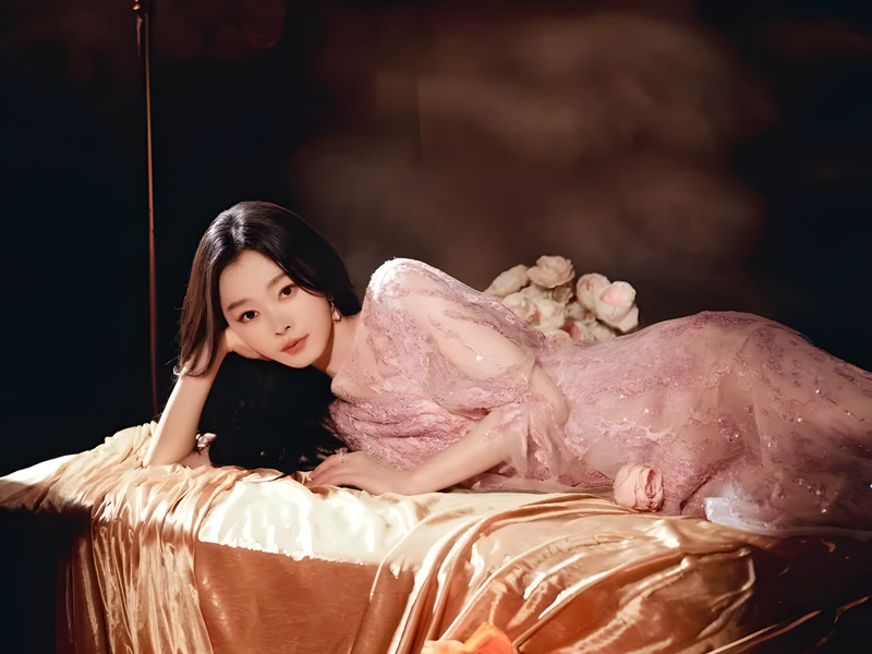 The Quiet Glamour of Song Yi’s Red Carpet Look