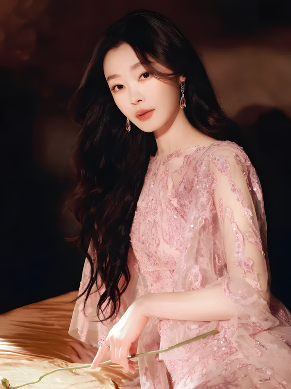 The Quiet Glamour of Song Yi’s Red Carpet Look