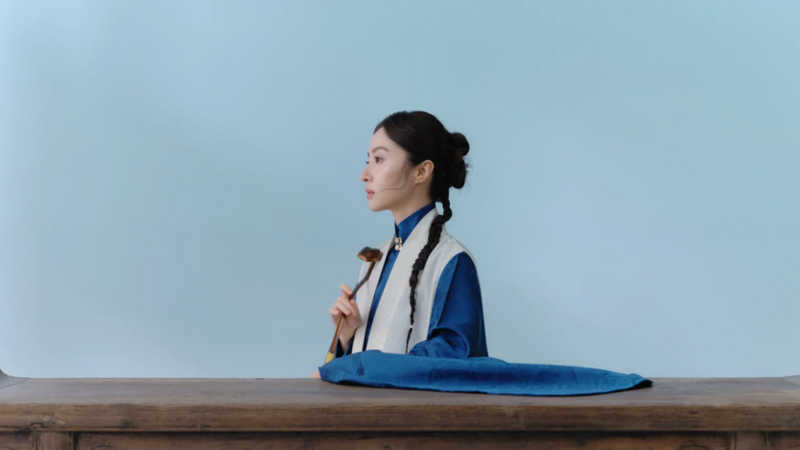 Deep Cyan & White: Hu Bingqing’s Bijia Hanfu