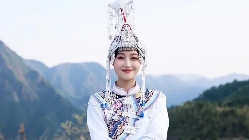 Lan Yingying’s She Dress Wins Hearts