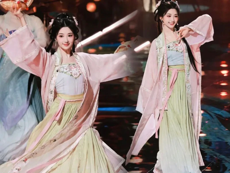 Mao Xiaotong’s Pink Song Hanfu Look