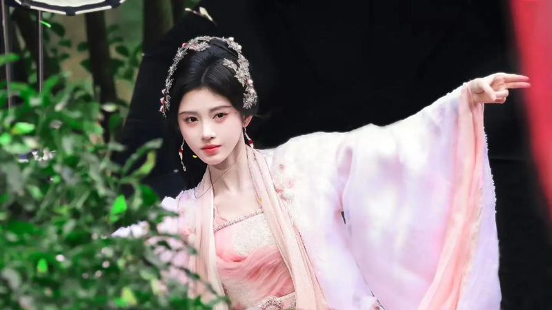 Veil of Shadows: Can 4 Foxes Solve a Locked-Room Murder?