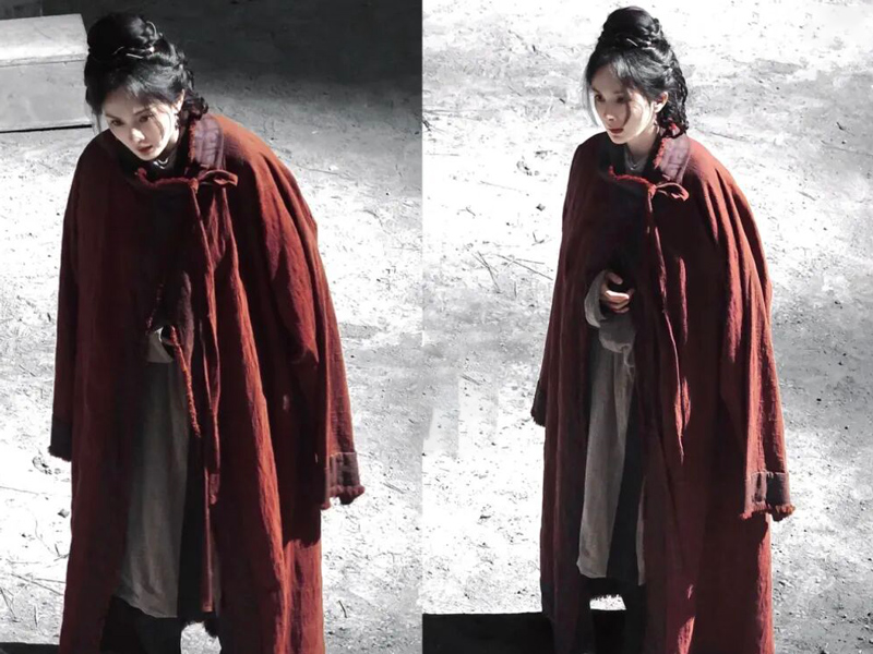 Why Yang Mi Wears Her Robe Unusually