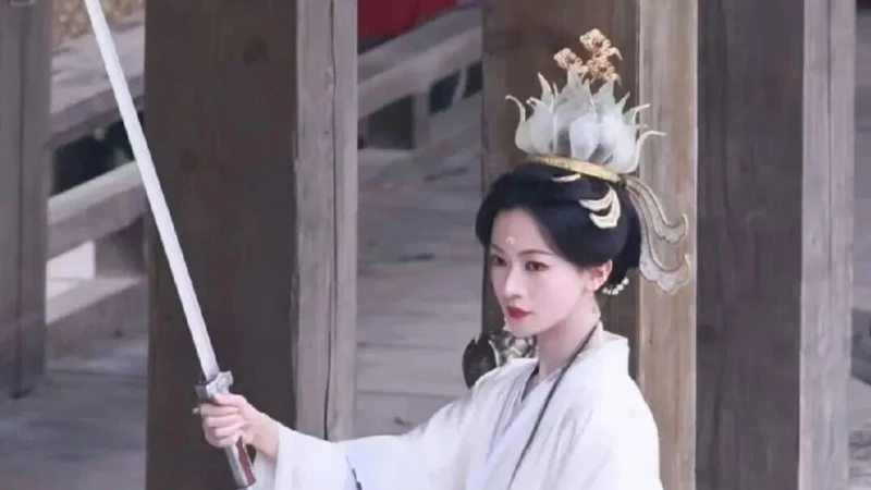 Wu Jinyan’s Lotus Crown Queen Look