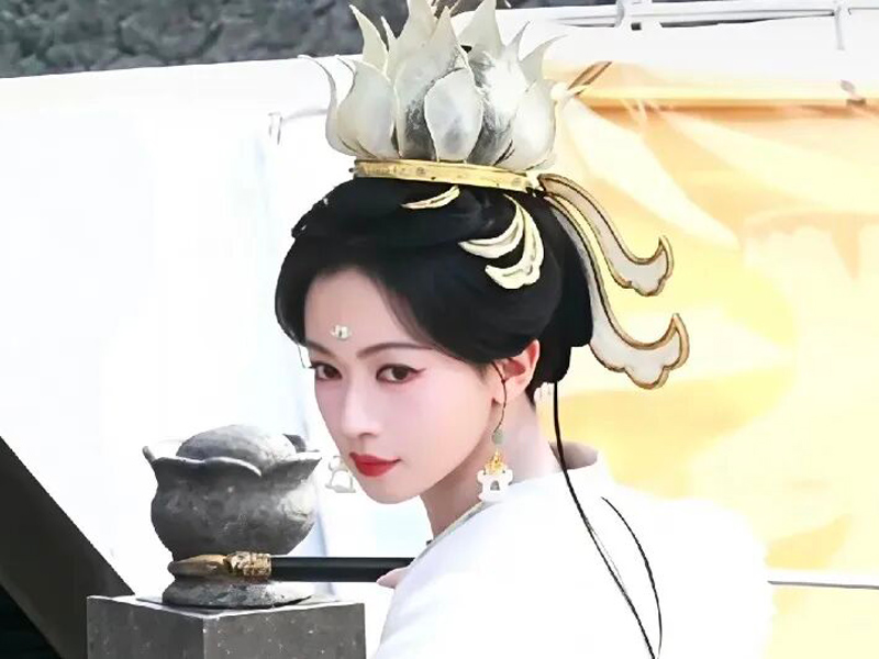 Wu Jinyan’s Lotus Crown Queen Look
