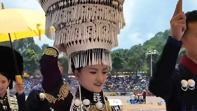 Ju Jingyi’s Yi Ethnic Silver Crown