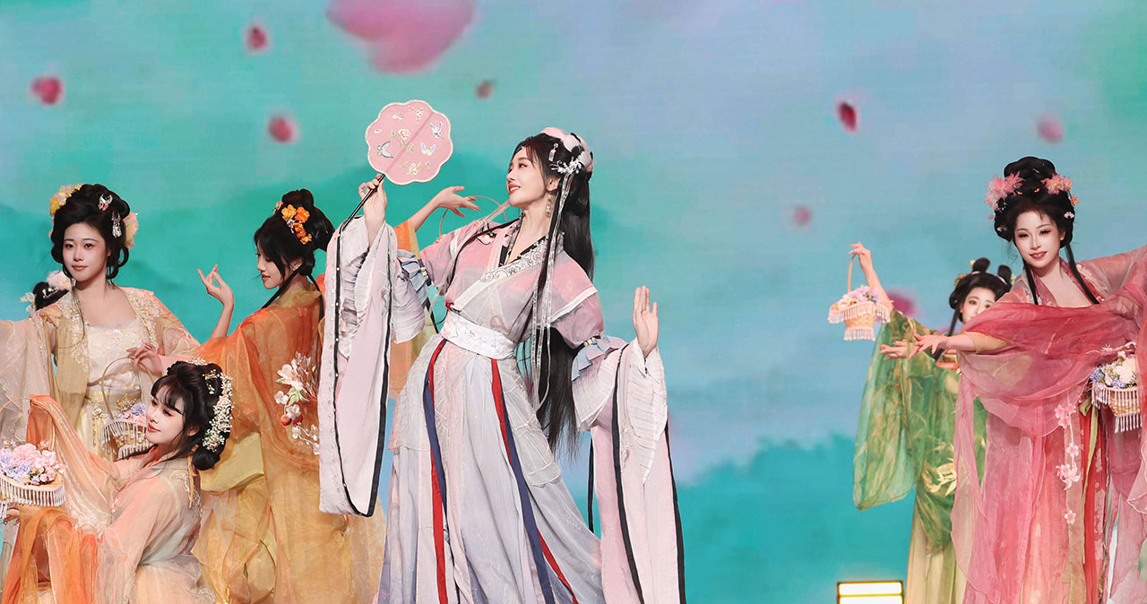 Ruqun Hanfu: Qixiong & Qiyao Styles, History & Wearing Guide