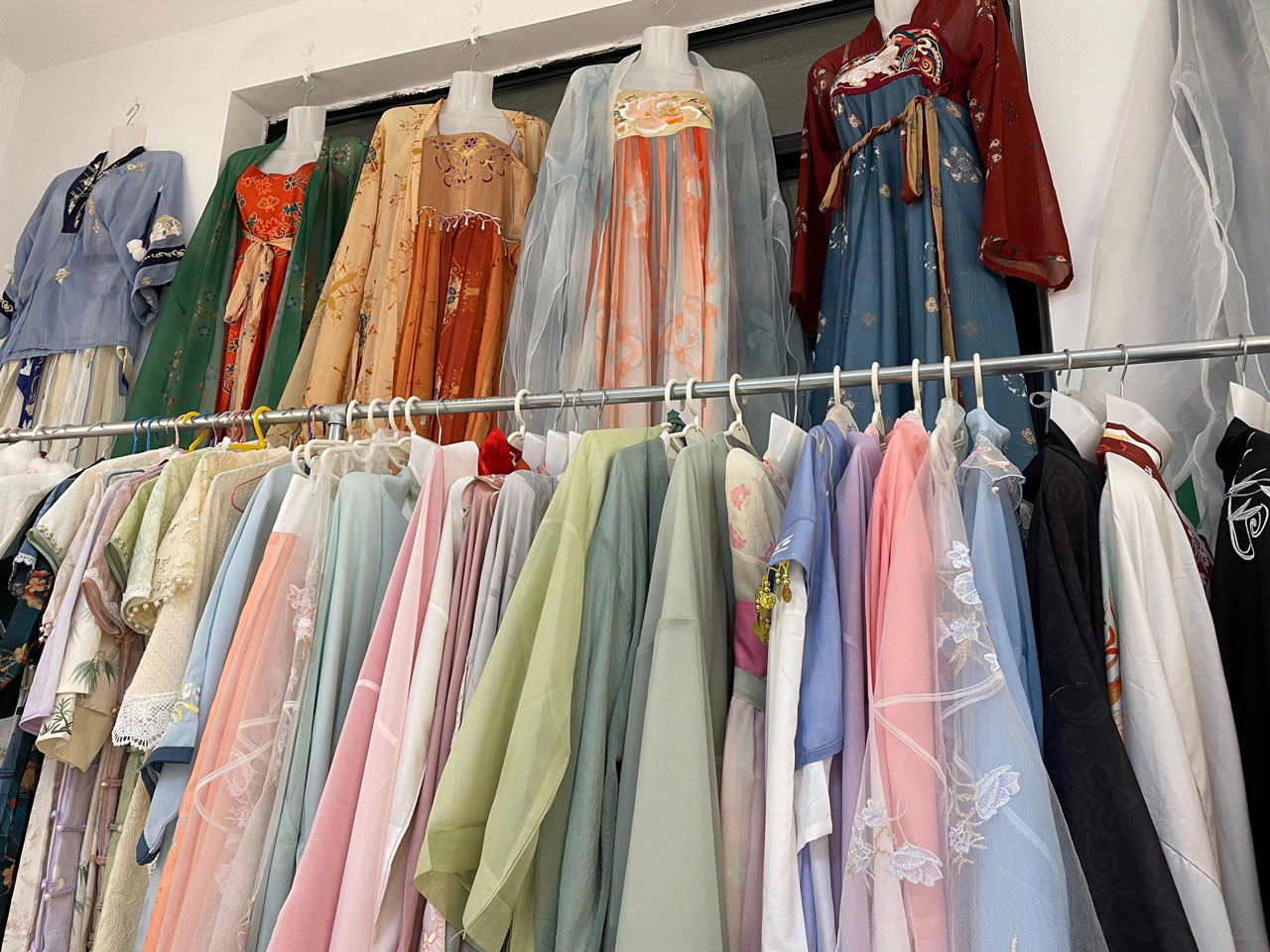 Ruqun Hanfu: Qixiong & Qiyao Styles, History & Wearing Guide