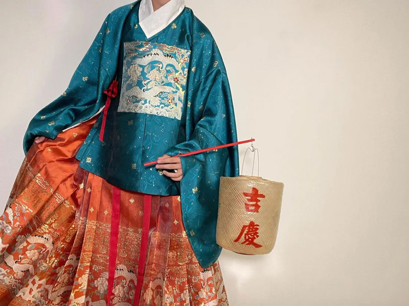 Ruqun Hanfu: Qixiong & Qiyao Styles, History & Wearing Guide