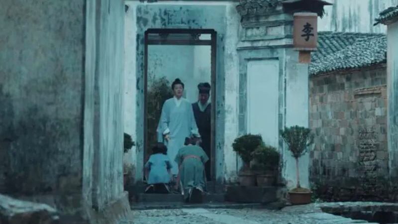 Why Did a Widow in The Mo Banish Li Zhen’s Family?