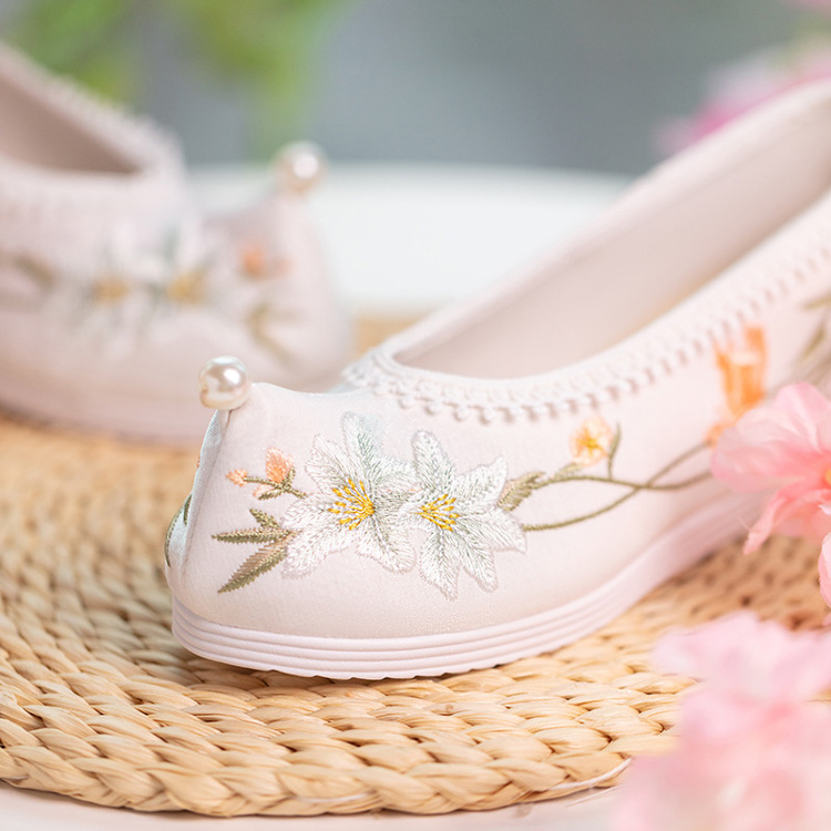 Women Hanfu Shoes Comfortable Embroidered Pearl-Adorned Classic Shoes