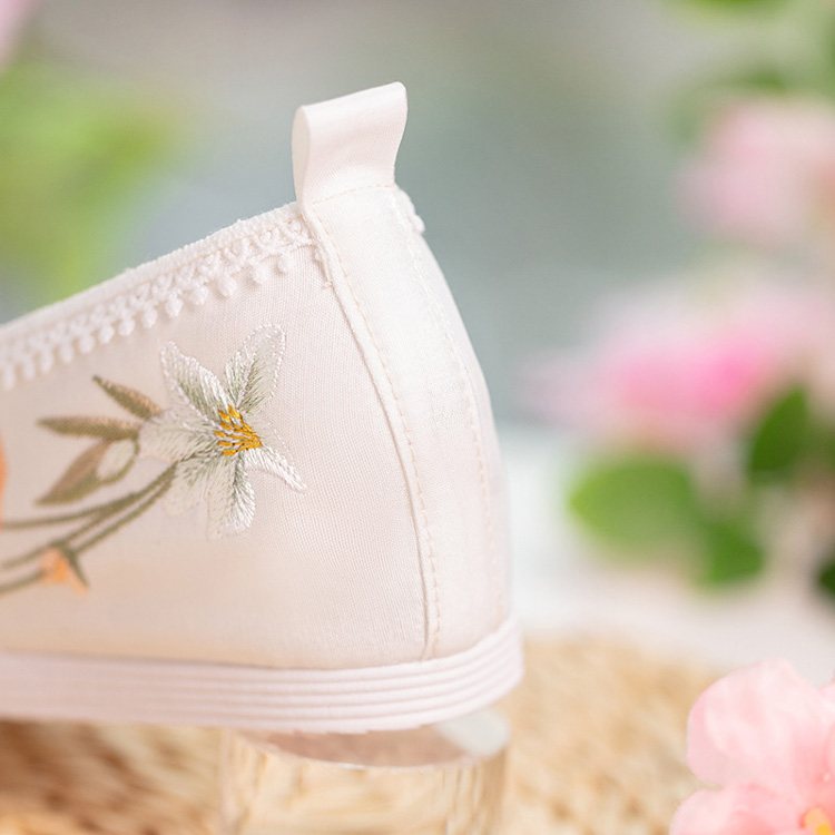 Women Hanfu Shoes Comfortable Embroidered Pearl-Adorned Classic Shoes