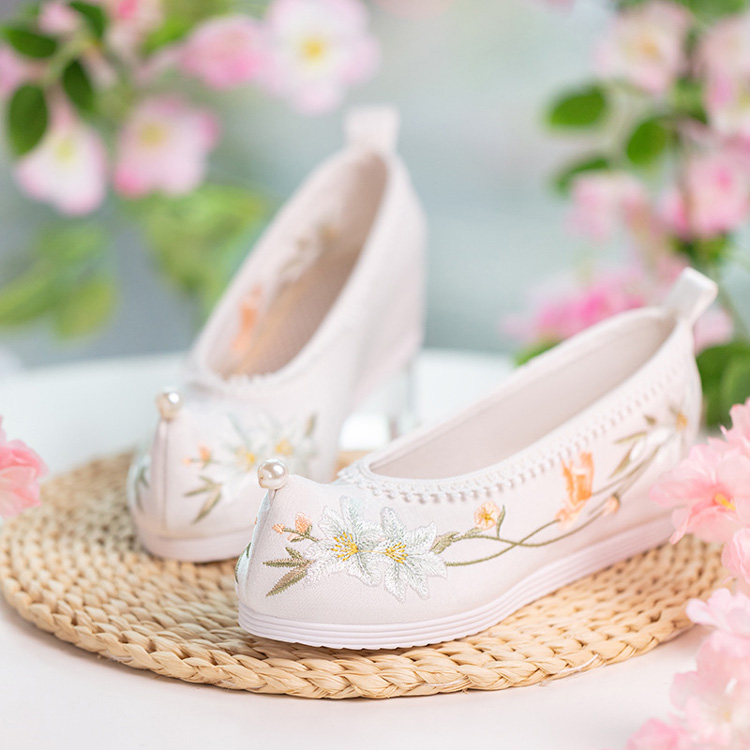 Women Hanfu Shoes Comfortable Embroidered Pearl-Adorned Classic Shoes