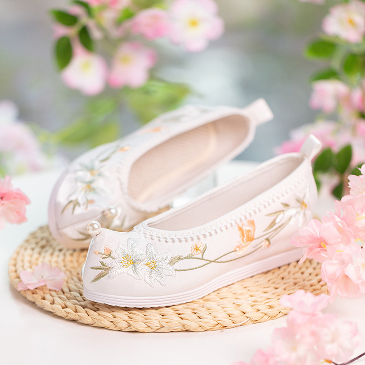 Women Hanfu Shoes Comfortable Embroidered Pearl-Adorned Classic Shoes