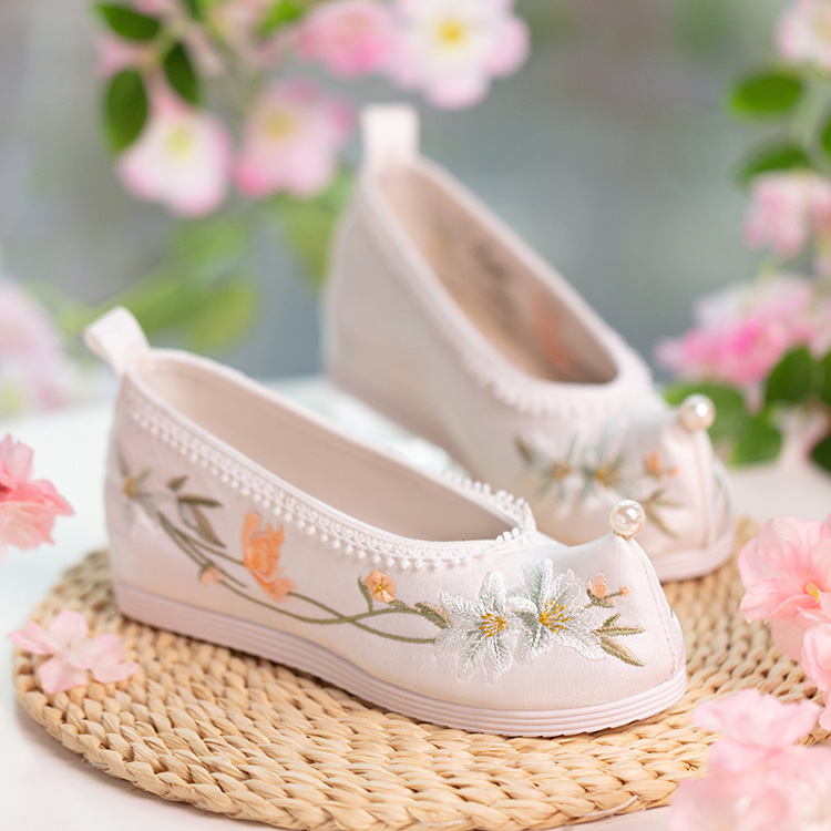 Women Hanfu Shoes Comfortable Embroidered Pearl-Adorned Classic Shoes