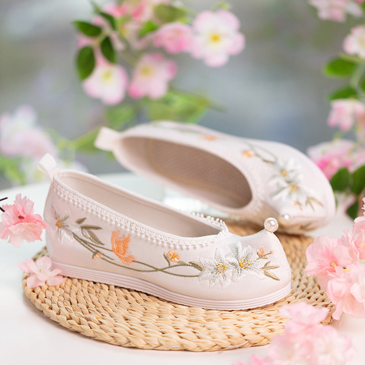 Women Hanfu Shoes Comfortable Embroidered Pearl-Adorned Classic Shoes